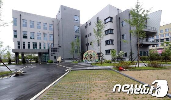 본문 이미지 - 관세청 산하 관세평가분류원(관평원) ‘공무원 특별공급(특공)’  문제가 불거진 가운데 대전에서 세종으로 이전하는 중소벤처기업부 직원에 대한 특공자격 부여가 쟁점화되는 모양새다. 사진은 관세청 산하 관세평가분류원  ⓒ News1 장수영 기자ⓒ 뉴스1