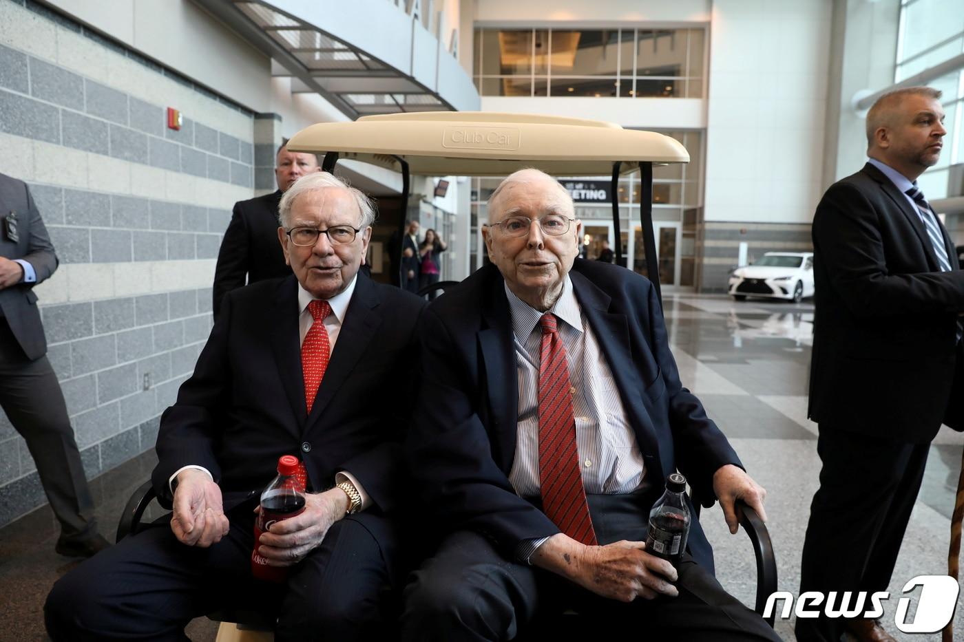  워런 버핏(왼쪽)과 그의 오랜 파트너인 찰리 멍거 버크셔. ⓒ 로이터=뉴스1 