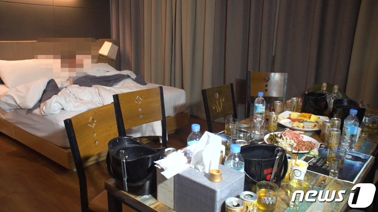 본문 이미지 - 신종 코로나바이러스 감염증(코로나19) 집합금지 관련 단속에 적발된 경기 수원시 한 모텔 내부. ⓒ 뉴스1