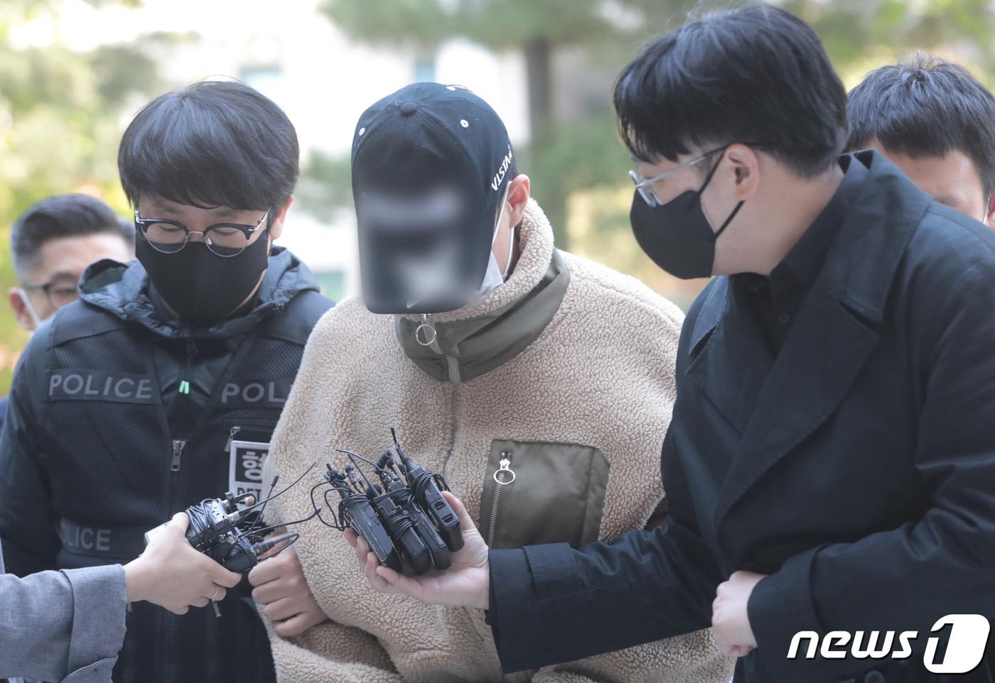 친누나를 흉기로 찔러 살해하고 농수로에 유기한 남동생 A씨가 구속 전 피의자 심문을 받기 위해 지난해 5월 인천 미추홀구 인천지방법원으로 들어서고 있다. 2021.5.2/뉴스1 ⓒ News1 이성철 기자