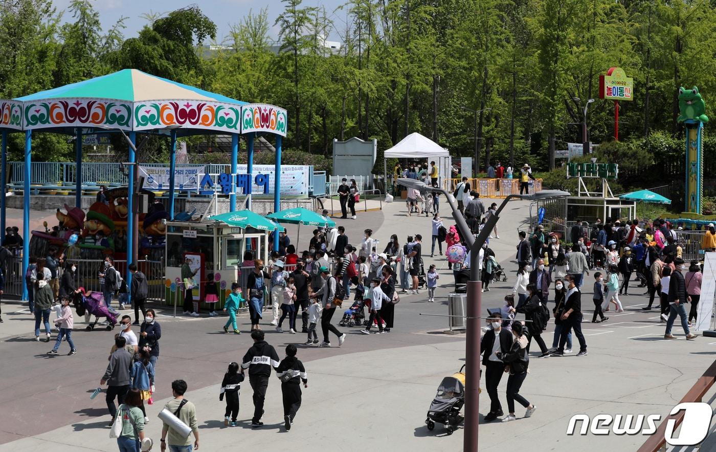 본문 이미지 - 어린이날을 앞둔 2일 서울 광진구 어린이대공원 놀이동산이 나들이 나온 시민들로 붐비고 있다. 2021.5.2/뉴스1 ⓒ News1 박세연 기자