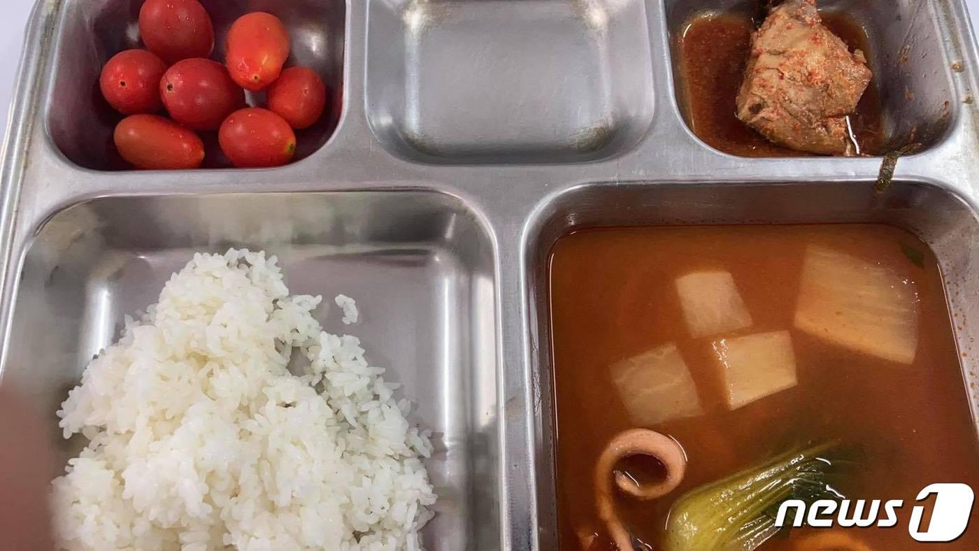 본문 이미지 - 자신을 육군 제11기동사단 예하부대 병사라고 네티즌이 19일 페이스북 커뮤니티 '육군훈련소 대신 전해드립니다'에 제보한 점식 배식 메뉴 사진 ('육군훈련소 대신 전해드립니다' 캡처) ⓒ 뉴스1