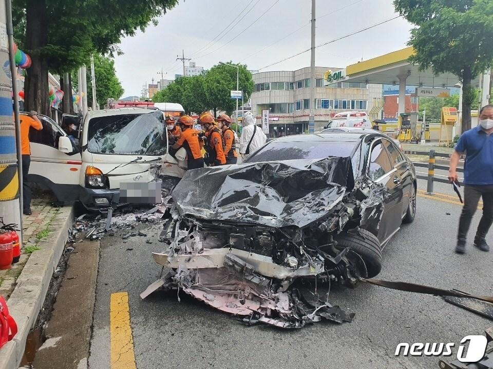 본문 이미지 - 20일 오전 6시47분쯤 경남 김해시 어방동 아래각단사거리에서 4중 추돌사고가 발생했다. (경남소방본부 제공) ⓒ 뉴스1