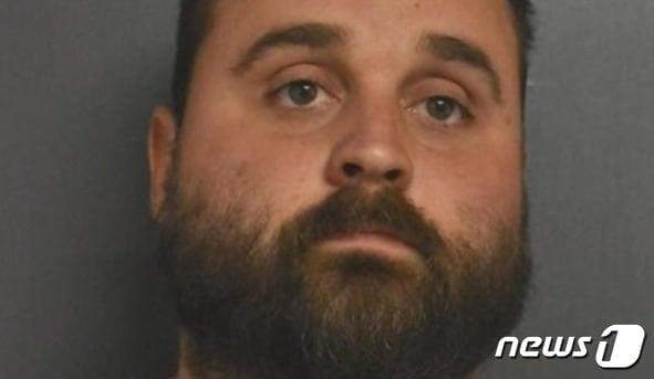 본문 이미지 - 지난 18일(현지시간) 스쿨버스를 기다리던 11세 소녀를 납치하려다 실패한 재러드 폴 스탕가.(페이스북 갈무리)ⓒ 뉴스1