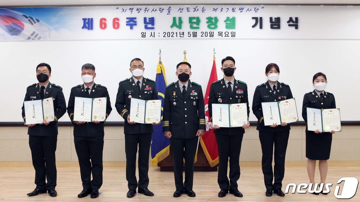 본문 이미지 - 육군 37사단 창설 66년 기념식이 한봉수 의병장실에 열렸다.(37사단 제공)ⓒ 뉴스1