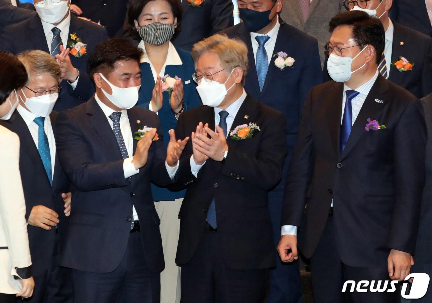 이재명 경기도지사(왼쪽 세번째)가 지난 5월 20일 서울 여의도 중소기업중앙회에서 열린 `대한민국 성장과 공정을 위한 국회 포럼' 창립총회에서 기념촬영을 한 뒤 박수를 치고 있다. 앞줄 왼쪽부터 민형배·김병욱 공동대표, 이 지사, 송영길 더불어민주당 대표. 이재명 캠프 핵심은 김병욱 의원은 '대장동 택지개발'을 이 지사가 설계했다는 야당 주장을 "적반하장이요 어불성설이다"며 적극 반박했다. ⓒ News1