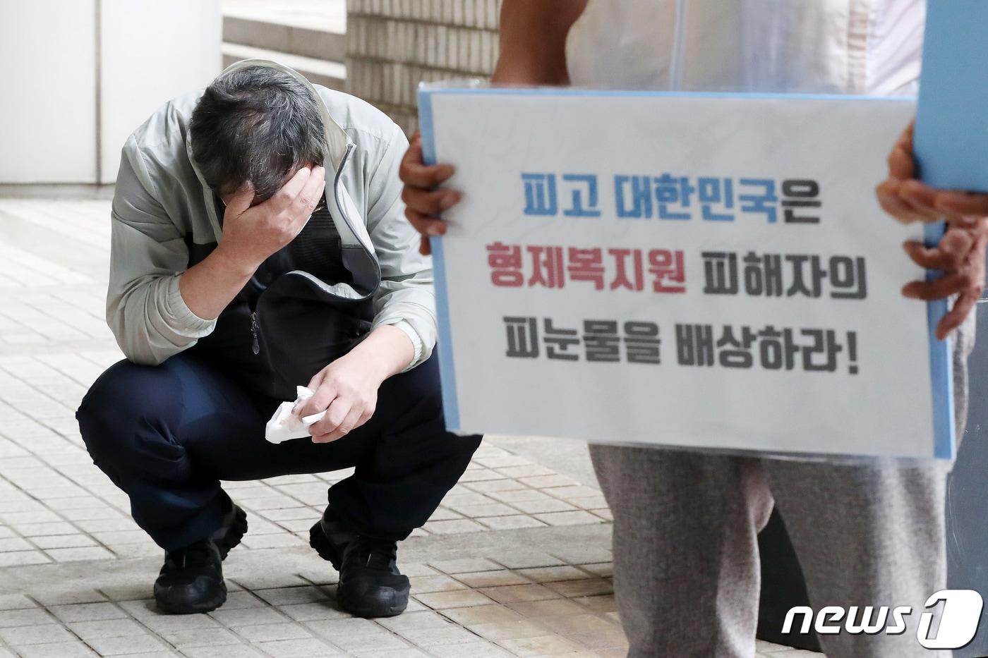 대표적 인권유린 사례인 '부산 형제복지원' 사건의 한 피해자가 지난해 5월20일 서울 서초구 서울법원종합청사 앞에서 열린 기자회견에서 오열하고 있다. ⓒ News1 민경석 기자