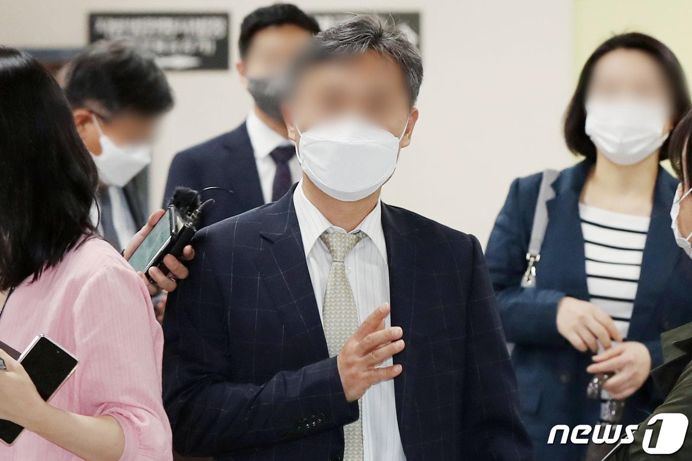 '버닝썬 사태' 당시 클럽과의 유착 의혹이 제기돼 특정범죄 가중처벌 등에 관한 법률위반 등의 혐의로 1심서 무죄를 선고 받은 윤규근 총경이 20일 오후 서울 서초구 서울고등법원에서 열리는 항소심 선고 공판에 출석하고 있다. 2021.5.20/뉴스1 ⓒ News1 민경석 기자