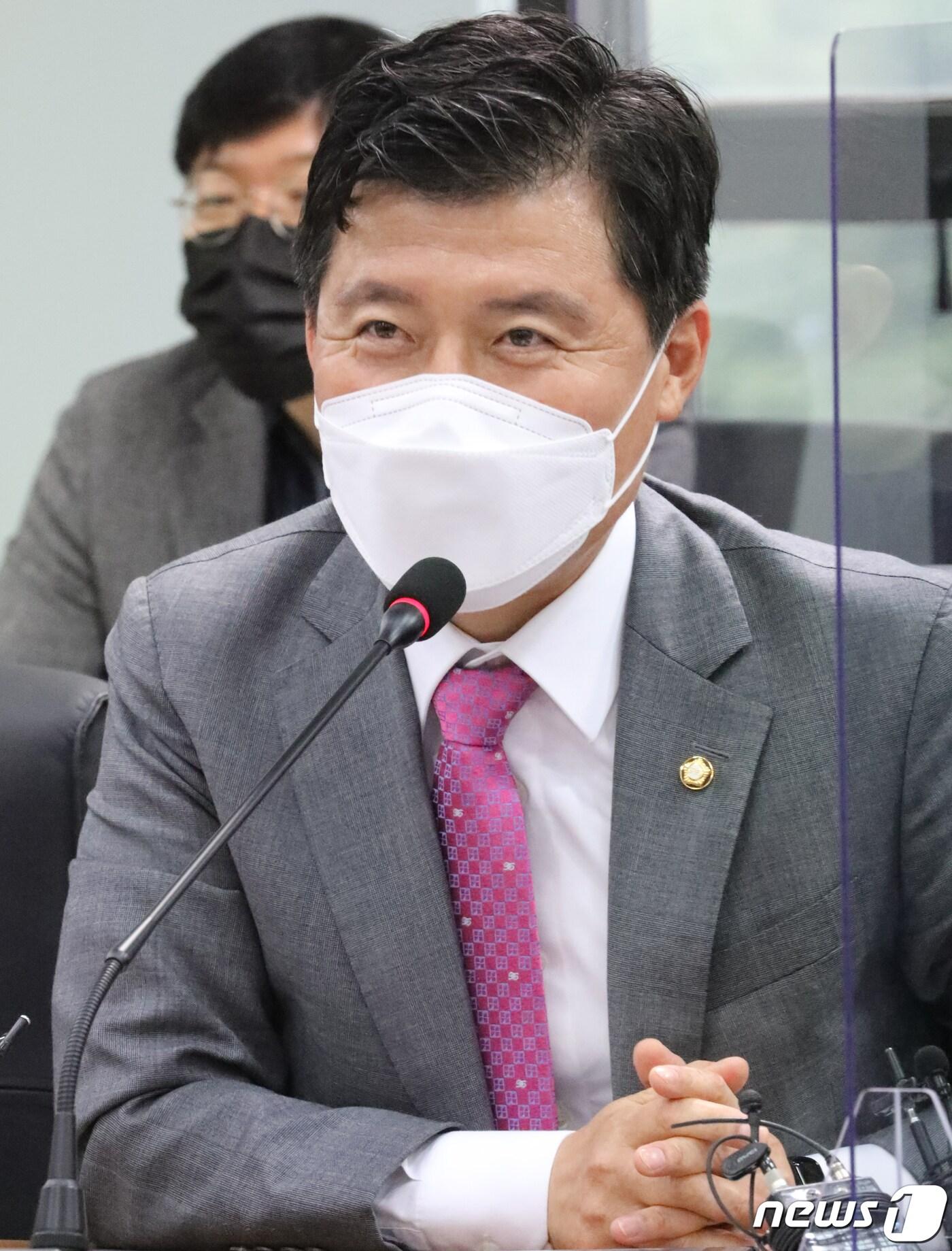 본문 이미지 - 20일 구미상공회의소에서 열린 국민의힘 원대지도부 구미지역 기업인 간담회에서 국민의힘 구자근 의원이 인사말을 하고 있다. 2021.5.20/뉴스1 ⓒ News1 정우용 기자