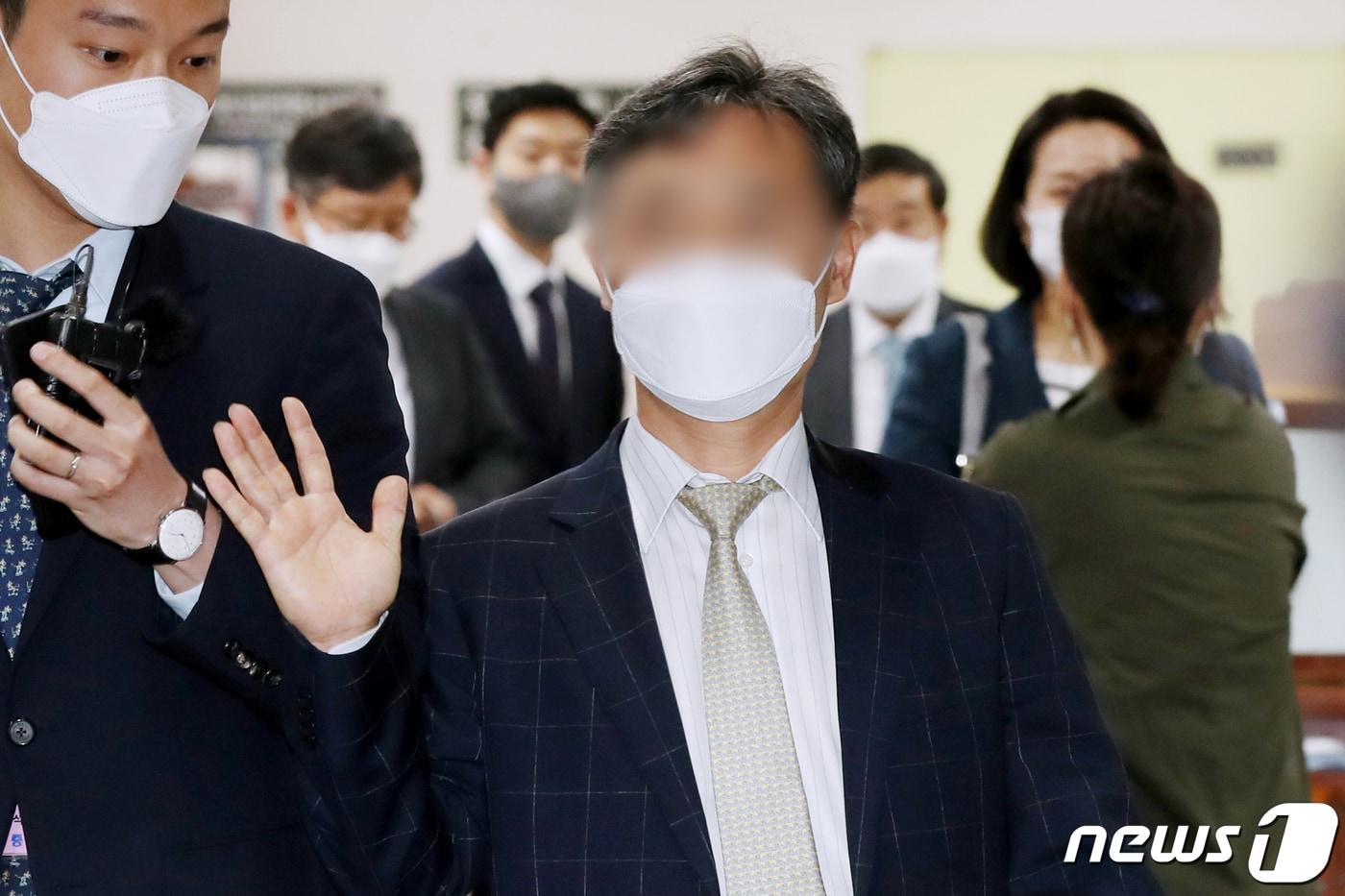 '버닝썬 사태' 당시 클럽과의 유착 의혹이 제기돼 특정범죄 가중처벌 등에 관한 법률위반 등의 혐의로 1심서 무죄를 선고 받은 윤규근 총경이 20일 오후 서울 서초구 서울고등법원에서 열리는 항소심 선고 공판에 출석하고 있다. 2021.5.20/뉴스1 ⓒ News1 민경석 기자