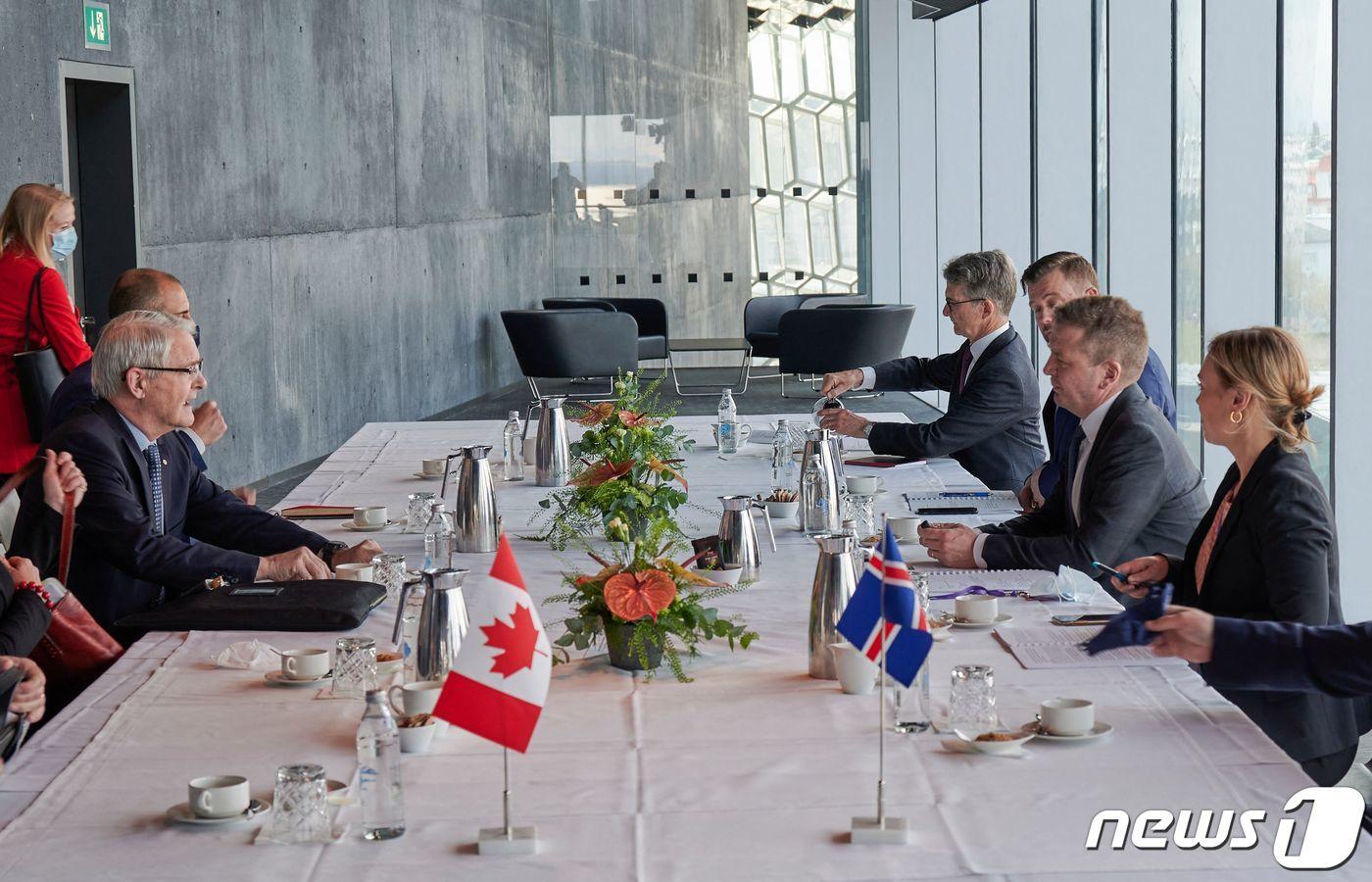 오는 21일 북극이사회를 앞두고 캐나다와 스웨덴 당국자들이 19일 아이슬란드 레이캬비크에서 만나 회동하고 있다. ⓒ AFP=뉴스1