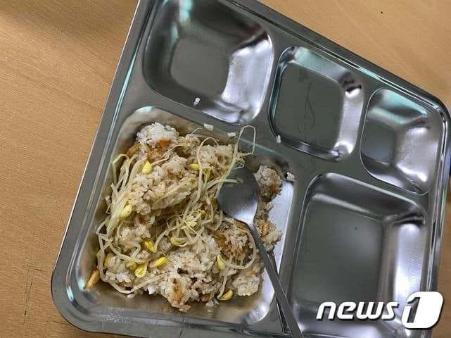본문 이미지 - 자신을 국군지휘통신사령부 예하부대 병사라고 밝힌 누리꾼이 20일 '육군훈련소 대신 전해드립니다'' 페이스북 페이지에 제보한 이달 10일 격리자 점심 메뉴 사진. ('육군훈련소 대신 전해드립니다' 캡처) ⓒ 뉴스1