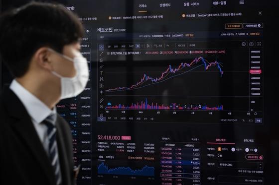 본문 이미지 - 비트코인 등 암호화폐 시세가 반등하고 있는 21일 서울 강남구 빗썸 강남센터에서 직원이 비트코인 등 암호화폐 시황모니터 앞을 지나고 있다. ⓒ News1 유승관 기자
