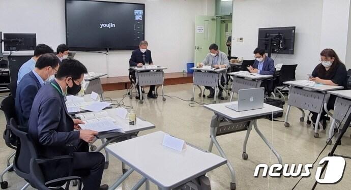 본문 이미지 - 서울행정학회(회장 한인섭) 2021년 춘계학술대회가 21일 충남대학교 사회과학대학에서 개최됐다. 참석자들은 지방분권시대 대도시 제도의 방향 및 입법과정과 규제 개혁 등에 대해 다양한 논의를 펼쳤다.(전주시 제공) ⓒ 뉴스1