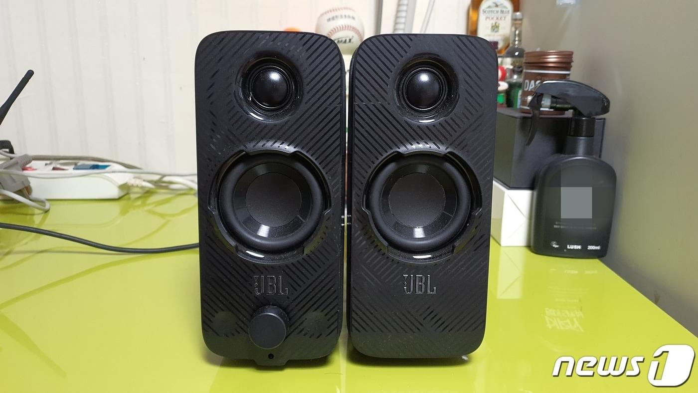 JBL QUANTUM DUO 게이밍 스피커의 전면 모습. 메인 스피커에는 볼륨 조절 레버와 함께 조명 및 서라운드 조절 버튼이 있다. 헤드셋 단자도 볼륨 조절 하단에 위치. ⓒ News1 정상훈 기자