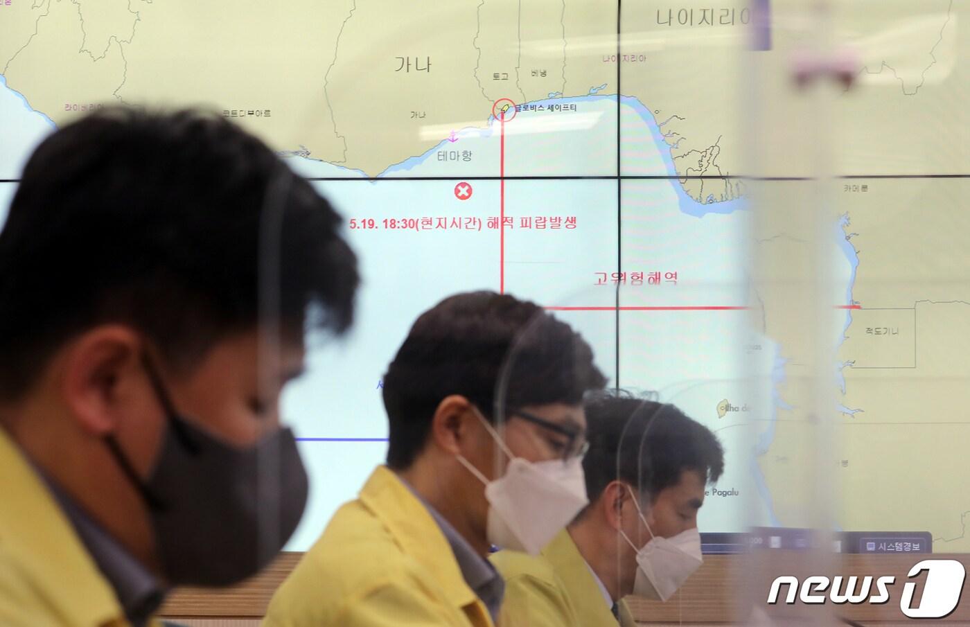본문 이미지 - 해양수산부 직원들이 지난 5월21일 정부세종청사 해수부 종합상황실에서 우리 국민 해적 피랍과 관련해 상황점검회의를 갖고 있다.ⓒ News1 장수영 기자
