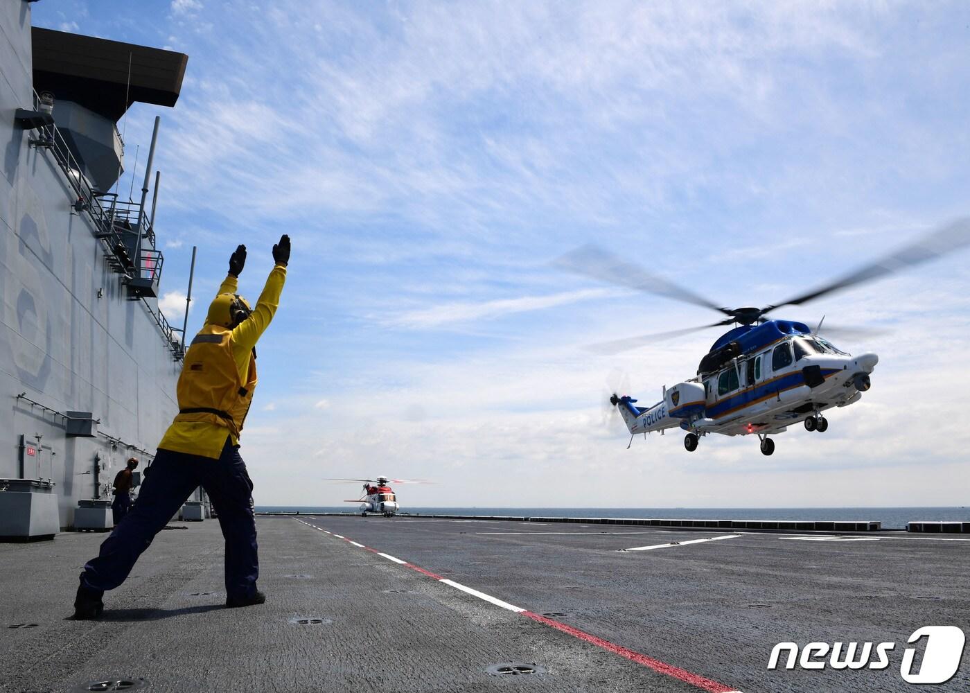 본문 이미지 - 지난 5월21일 거제도 인근 해상에서 경찰청 헬기(KUH-1P) 및 해양경찰청 헬기(S-92)가 함상 이착함 자격(DLQ) 유지를 위해 해군 독도함 비행갑판에 이착함 훈련을 하고 있다. (해군제공) 2021.5.21/뉴스1