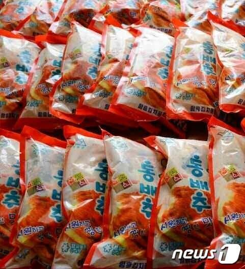 본문 이미지 - (평양 노동신문=뉴스1) = 북한 함흥김치공장에서 생산한 통배추김치. [국내에서만 사용가능. 재배포 금지. DB 금지. For Use Only in the Republic of Korea. Redistribution Prohibited] rodongphoto@news1.kr