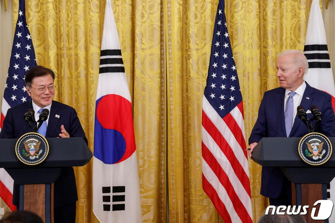 본문 이미지 - 문재인 대통령과 조 바이든 미국 대통령이 21일(현지시간) 미국 워싱턴 백악관에서 한미 정상회담 공동 기자회견을 하고 있다. ⓒ 로이터=뉴스1
