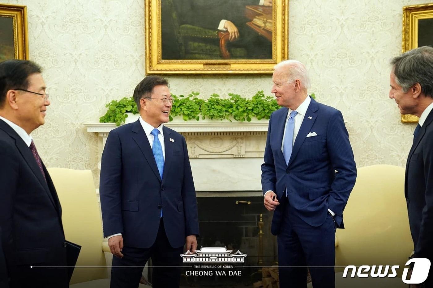 본문 이미지 - 문재인 대통령과 조 바이든 미국 대통령이 지난 5월21일 오후(현지시간) 워싱턴 백악관 오벌오피스에서 소인수회담을 갖고 있는 모습.(청와대 페이스북) 2021.5.22/뉴스1