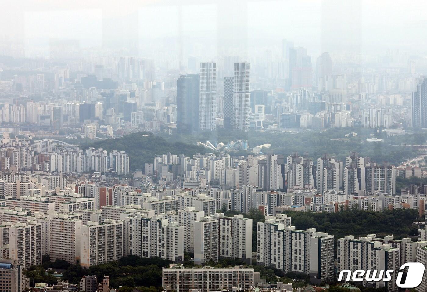 본문 이미지 - 서울 용산구 N서울타워에서 바라본 아파트 단지의 모습. 2021.5.23/뉴스1 ⓒ News1 이재명 기자