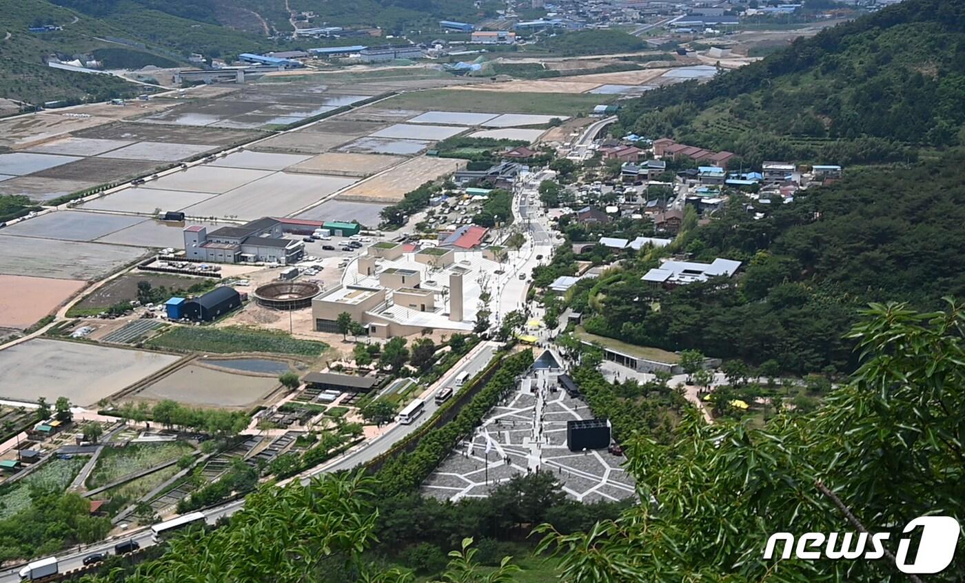 본문 이미지 - 23일 오전 경남 김해시 진영읍 봉하마을에서 열린 고(故) 노무현 전 대통령 서거 12주기 추도식에 참석한 추모객들이 묘역을 향하고 있다. 2021.5.23/뉴스1 ⓒ News1 여주연 기자
