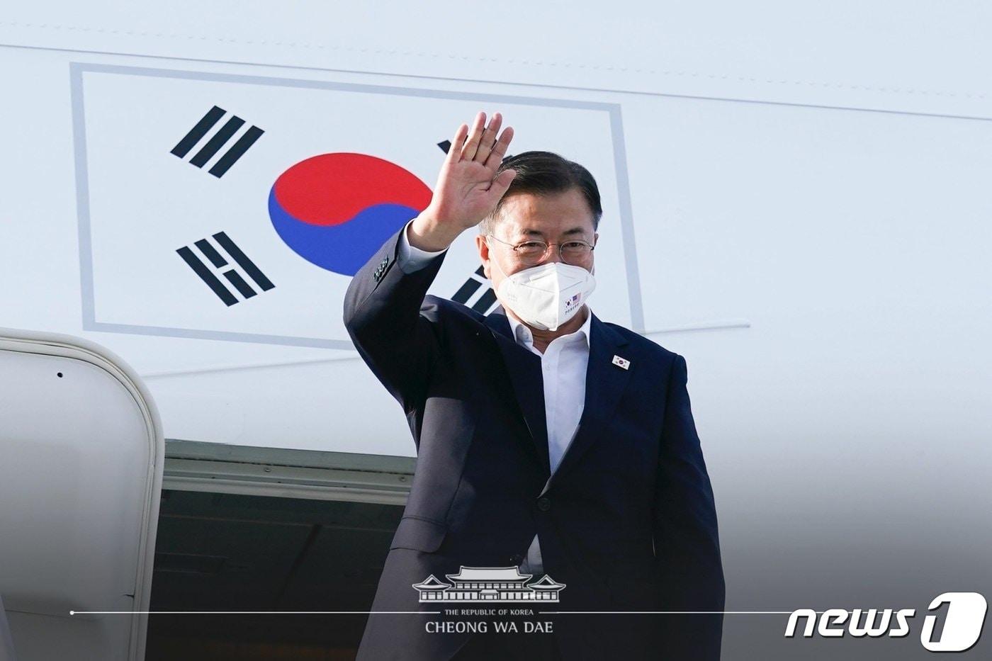 본문 이미지 - 방미 일정을 마친 문재인 대통령이 22일 오후(현지시간) 미국 하츠필드 잭슨 애틀랜타 국제공항에서 공군1호기에 탑승하며 손을 흔들고 있다. (청와대 페이스북) 2021.5.23/뉴스1