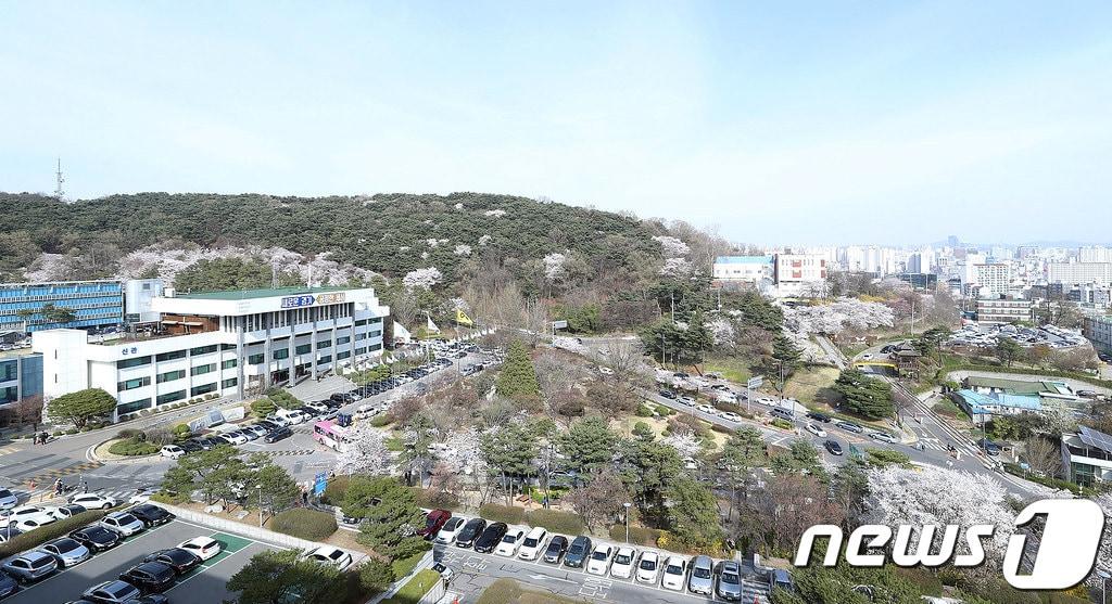 본문 이미지 - 향후 4년간 경기도를 이끌 지방선거가 내년 6월1일 치러지는 가운데 각 당의 후보군들이 떠오르고 있다. 사진은 수원시 팔달산 자락 아래 자리 잡은 경기도청의 모습./ⓒ 뉴스1