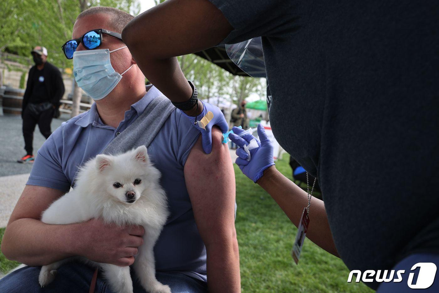 미국에서 신종 코로나바이러스 감염증(코로나19) 백신 접종을 늘리기 위해 복권 등 여러가지 인센티브를 제공하고 있다. 사진은 이달 초 코로나19 백신 접종 후 맥주를 제공한 워싱턴 DC의 한 백신 접종센터 모습 ⓒ AFP=뉴스1