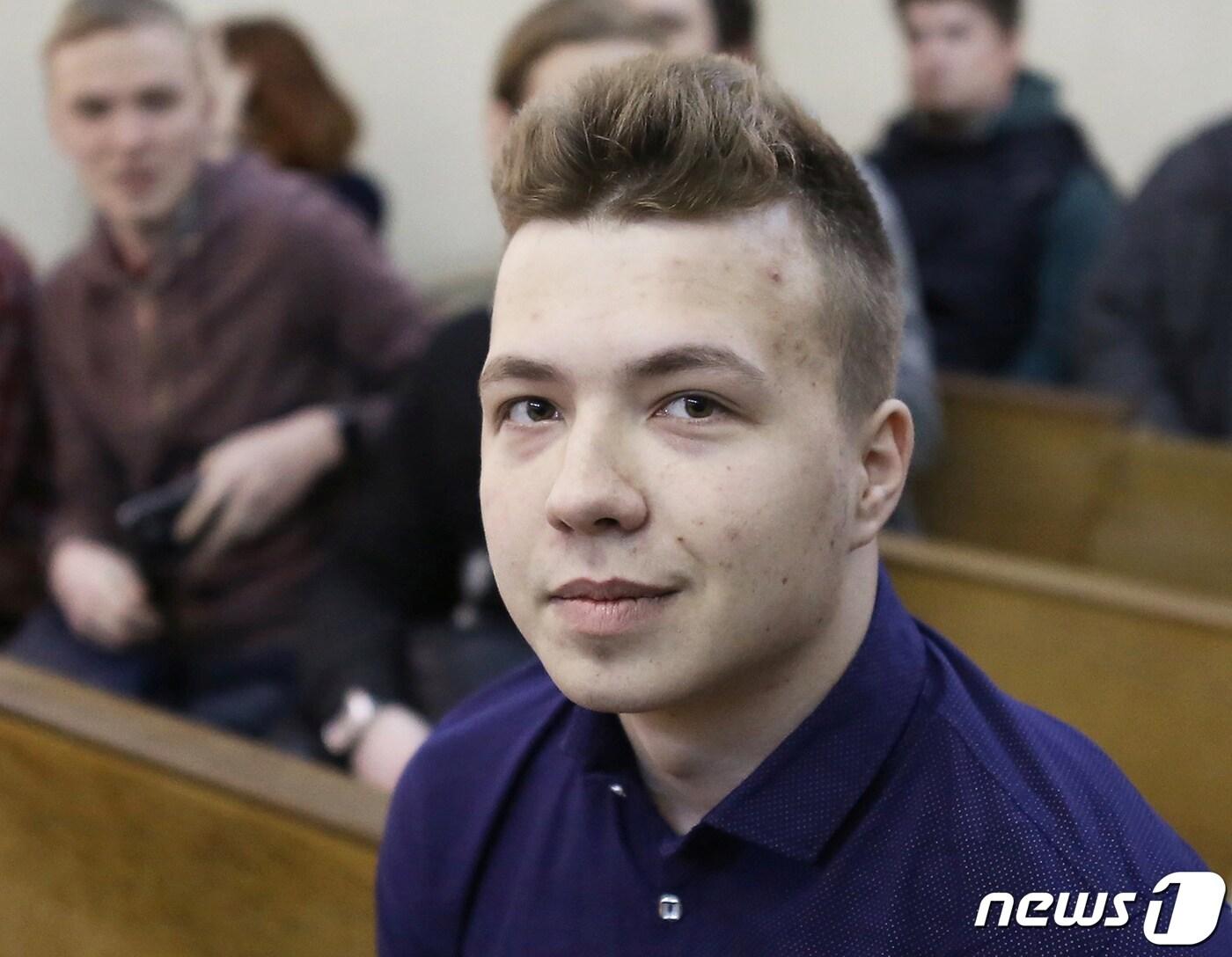 본문 이미지 - 23일(현지시간) 벨라루스 민스크 공항에서 체포된 야권 인사 라만 프라타세비치. ⓒ 로이터=뉴스1