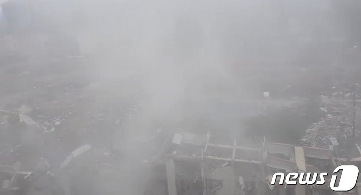 본문 이미지 - 한 주택재건축정비사업 철거 현장에서 작업 중 발생한 비산먼지.&#40;독자제공. 기사 내용과 무관함&#41;2021.5.24/뉴스1 