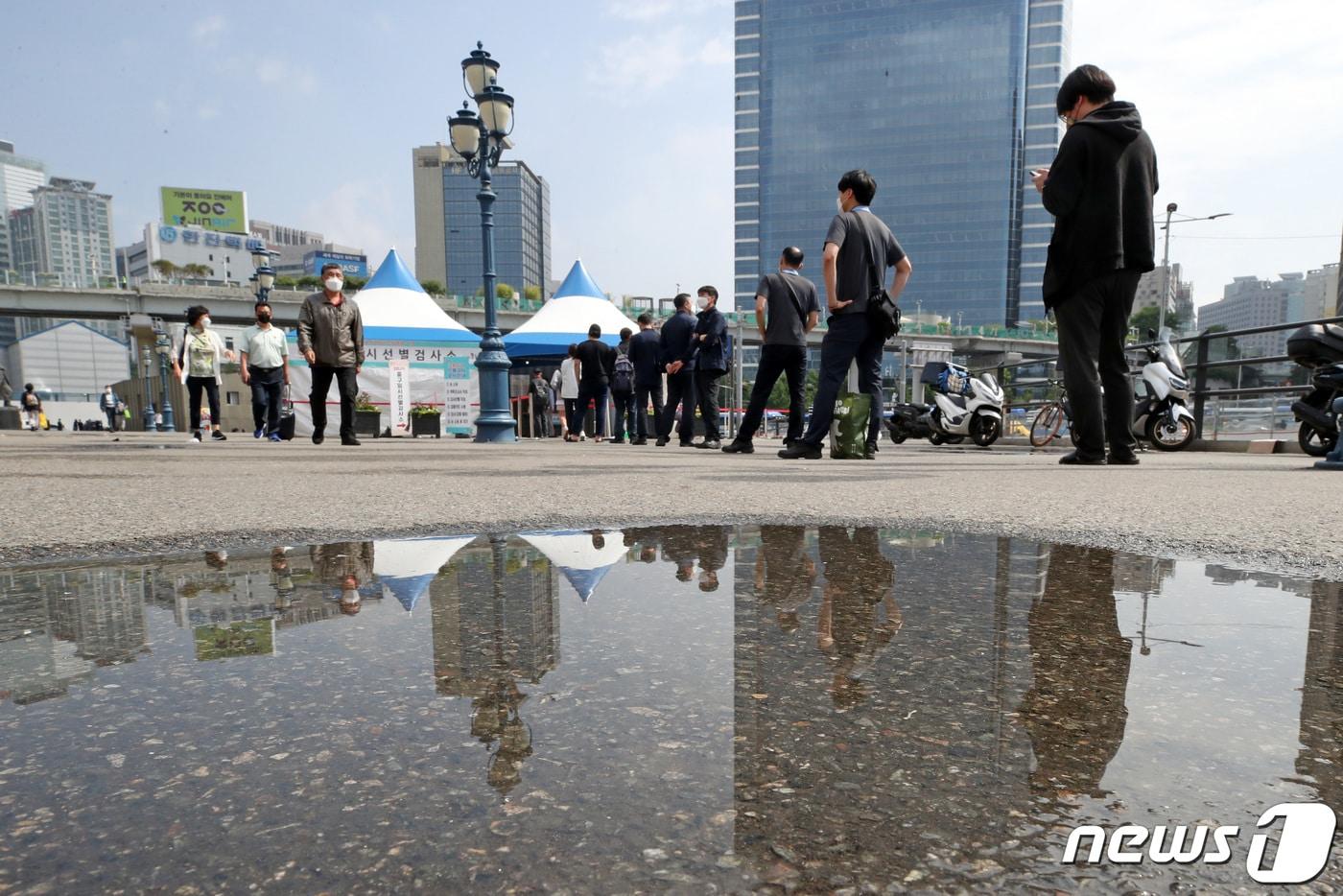 본문 이미지 - 24일 오전 서울 중구 서울역 광장 임시선별검사소에서 시민들이 신종 코로나바이러스 감염증(코로나19) 검사를 받기 위해 대기하고 있다. 2021.5.24/뉴스1 ⓒ News1 조태형 기자
