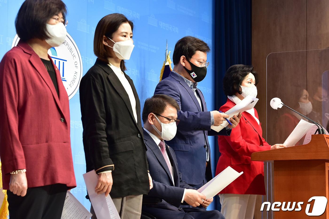 본문 이미지 - 국민의힘 조명희 의원 등 소속 의원들이 24일 국회 소통관에서 '국민기만 K백신 민생폭망 K방역, 코로나 대책 전면 수정' 촉구 기자회견을 갖고 있다. 2021.5.24/뉴스1 ⓒ News1 이동해 기자