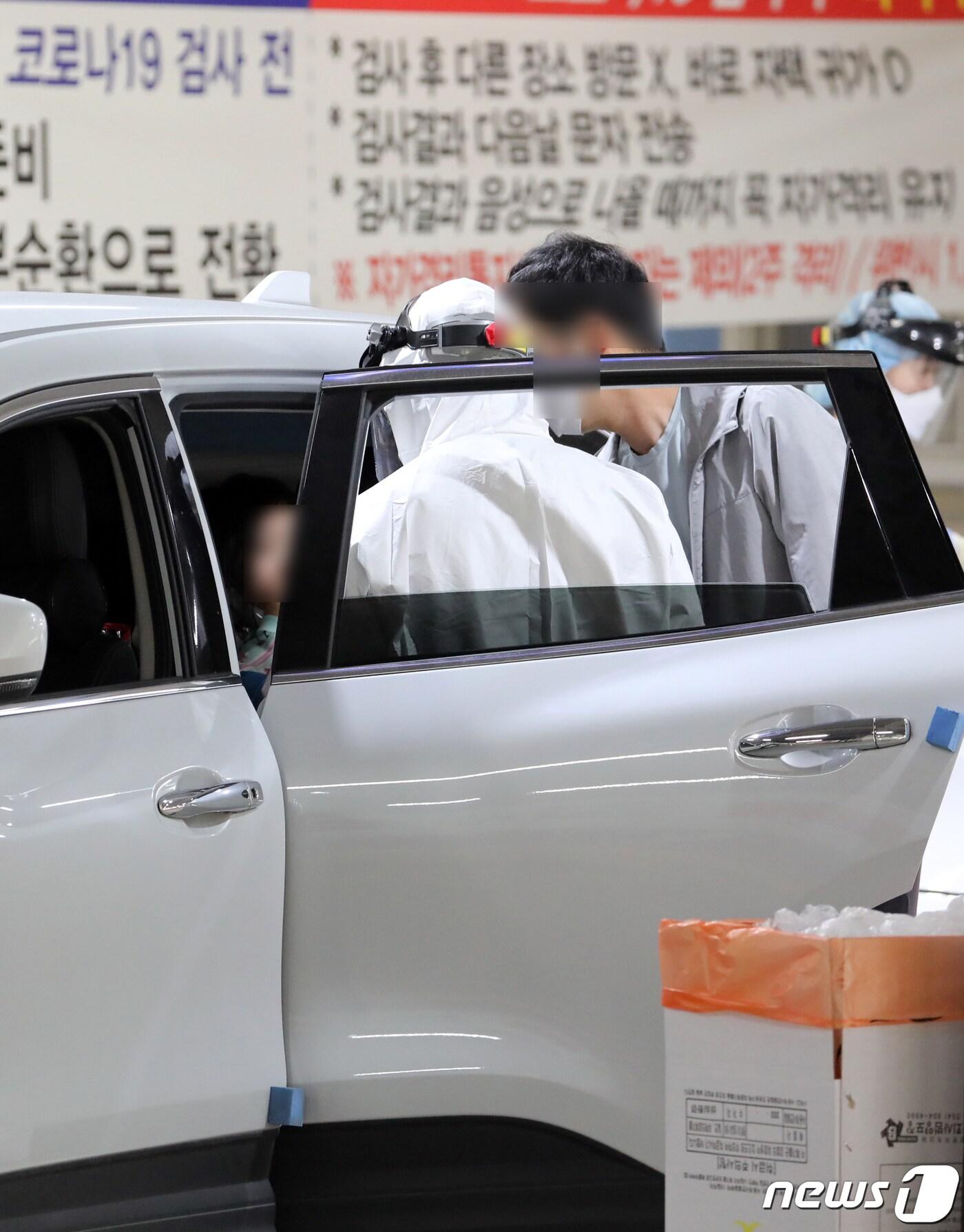 본문 이미지 - 세종시 한 어린이집 코로나19가 확산 돼 관련 확진자가 현재까지 20명 발생했다. 24일 세종시 어진동에 마련된 드라이브 스루 코로나19 선별진료소에서 분주하게 검체 채취가 이뤄지고 있다. 2021.5.24/뉴스1 ⓒ News1 장수영 기자