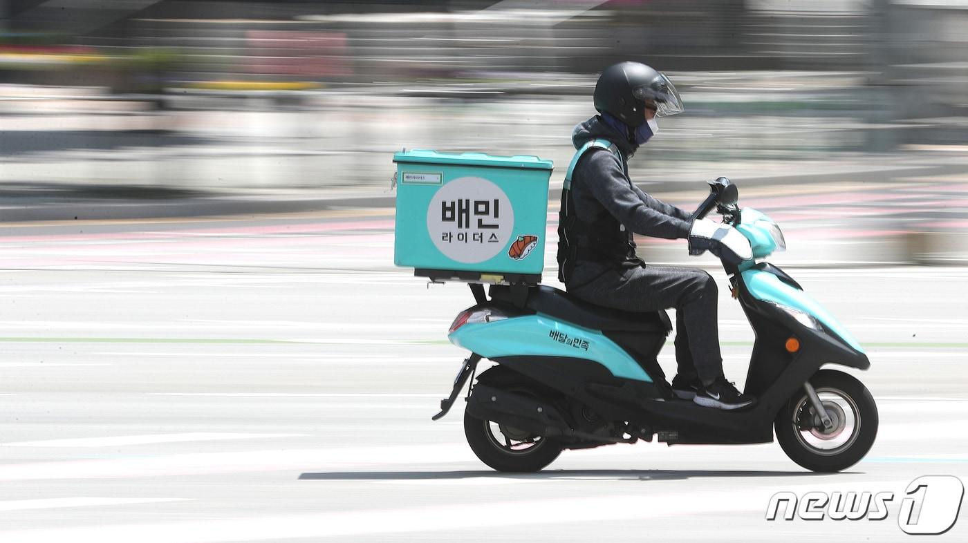 본문 이미지 - 서울의 한 대학가에 배달의민족 라이더가 달리고 있다. (뉴스1DB) ⓒ News1 이성철 기자