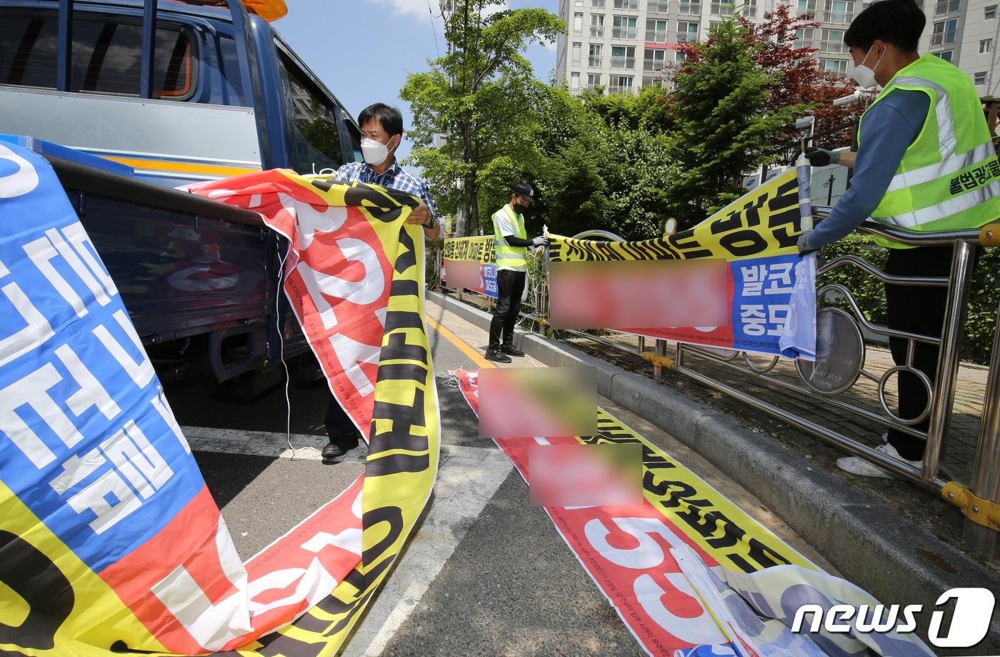 본문 이미지 - 대전 중구청 건축과 직원들이 관내 도로변 불법 현수막을 수거하고 있다. 2021.5.24 ⓒ 뉴스1 김기태 기자