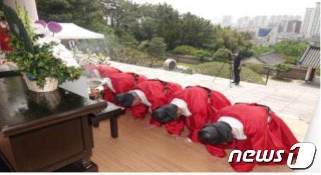 본문 이미지 - 지난해 열린 충렬사 제향 모습(부산시 제공) ⓒ 뉴스1