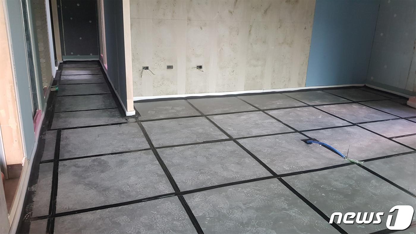 고성능 완충재 시공 모습.(제공=현대건설)ⓒ 뉴스1