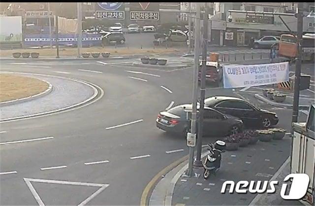 본문 이미지 - 밀양시 내이동의 회전 교차로에서 발생한 고의사고.(경남경찰청 제공)2021.5.25 ⓒ 뉴스1