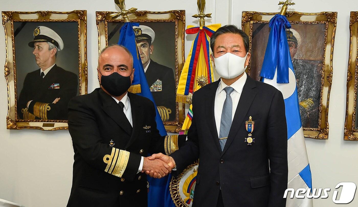 황기철 국가보훈처장(오른쪽)이 24일 콜롬비아 해군사령부에서 호세 아메스끼따 해군지원참모장과 기념사진을 찍고 있다. (국가보훈처 제공) 2021.5.25/뉴스1