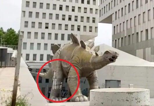 본문 이미지 - 신원 미상의 시신이 발견된 공룡 조각상. (BBC 갈무리)ⓒ 뉴스1