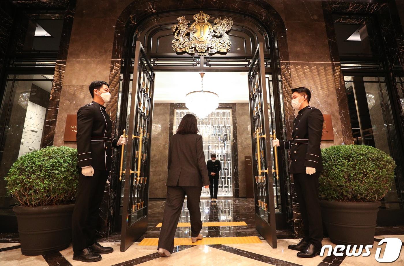 본문 이미지 - 25일 서울 강남구에서 개관한 조선호텔앤리조트 최상급 독자 브랜드 '조선 팰리스'의 첫 호텔인 '조선 팰리스 서울 강남' 모습. 조선 팰리스는 254개의 규모 객실과 330명이 한 번에 이용할 수 있는 '더 그레이트 홀' 등 3개의 연회장, 수영장 등을 갖췄다. 2021.5.25/뉴스1 ⓒ News1 성동훈 기자