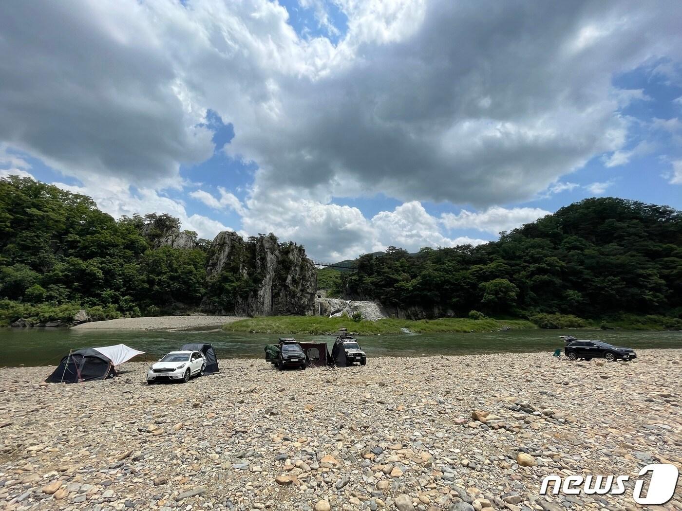 본문 이미지 - 25일 충북 충주시 수주팔봉 유원지 개발에 지역 주민과의 상생을 우선해야 한다는 목소리가 높아지고 있다. 사진은 수주팔봉 유원지.2021.5.25/ⓒ 뉴스1