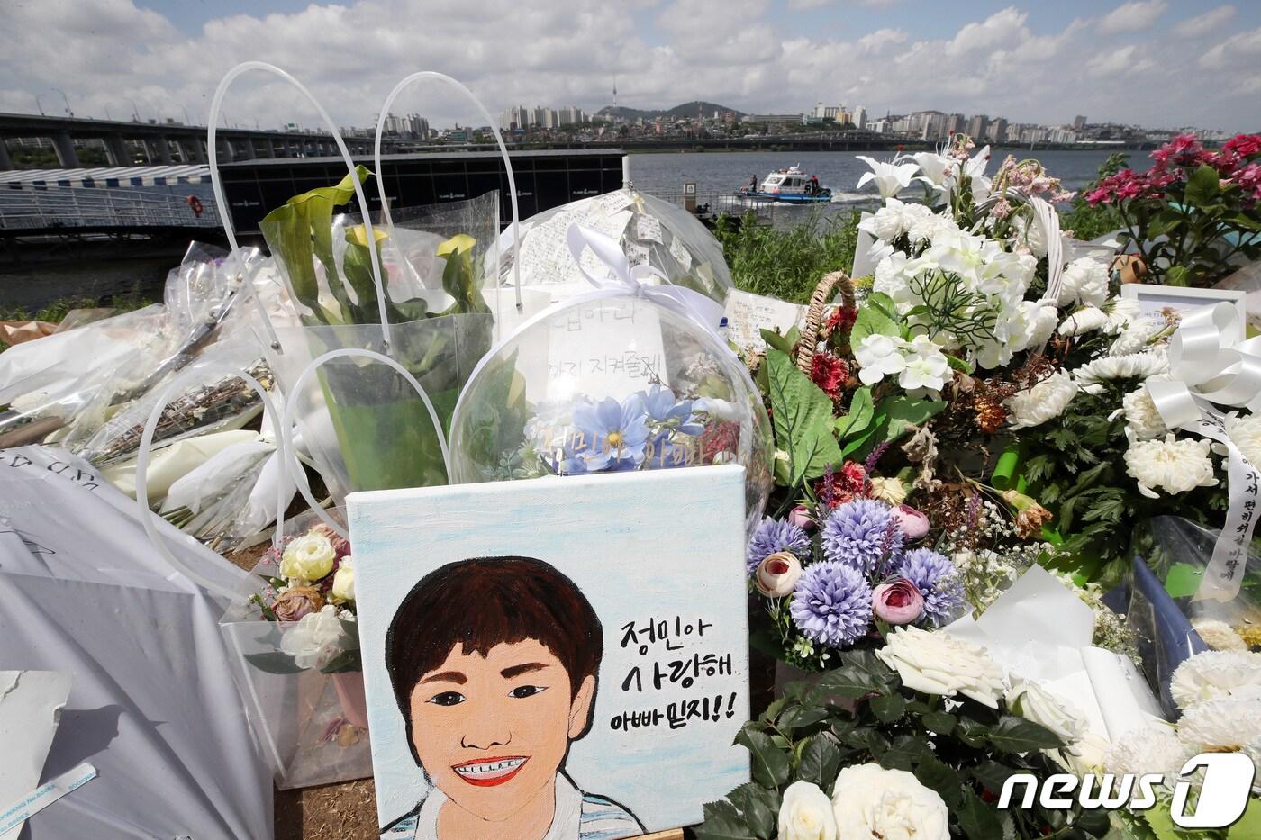 故 손정민씨가 한강공원에서 실종됐다가 숨진 채 발견된 지 한 달째 되는 지난달 25일 오후 서울 서초구 반포수상택시 승강장 인근에 마련된 추모공간 너머로 수색작업이 계속되고 있다. 2021.5.25/뉴스1 ⓒ News1 조태형 기자