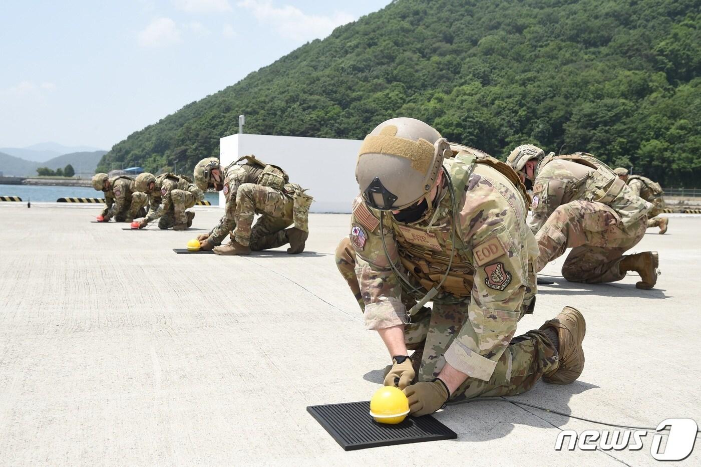 한미 공군 연합 폭발물 처리팀이 25일 실시된 연합·합동 폭발물처리 훈련에서 활주로에 산재된 불발 자탄을 처리하기 위해 폭약을 설치하고 있다. (합참 제공) ⓒ 뉴스1