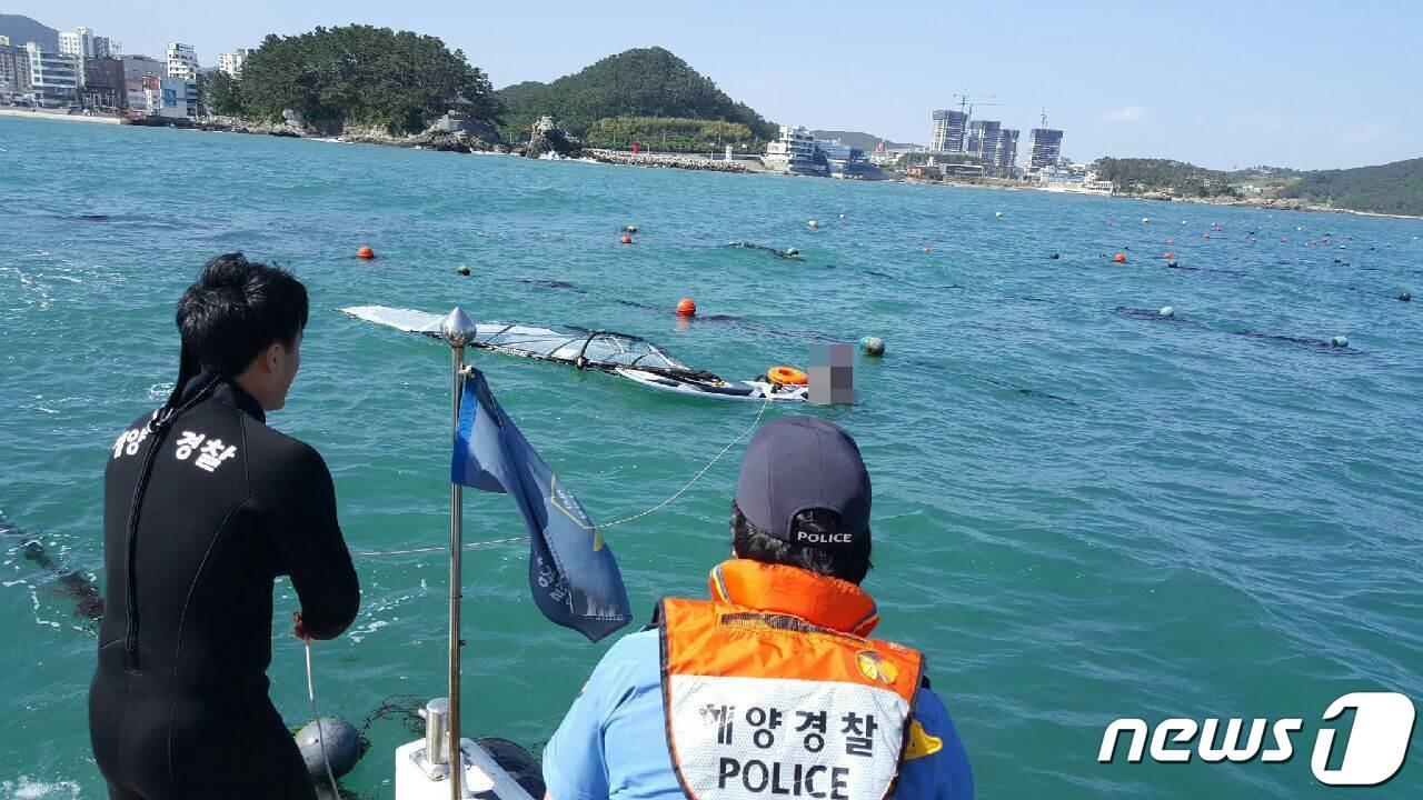 본문 이미지 - 송정 죽도공원 앞 해상에서 순찰중이던 해경이 표류된 윈드서핑객을 구조하고 있다.(부산해경제공)ⓒ 뉴스1