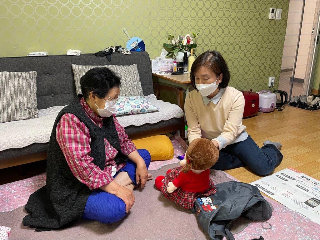 본문 이미지 - 어르신 스마트 돌봄(서초구 제공)  (특정 기사 내용과는 무관한 자료사진). ⓒ 뉴스1