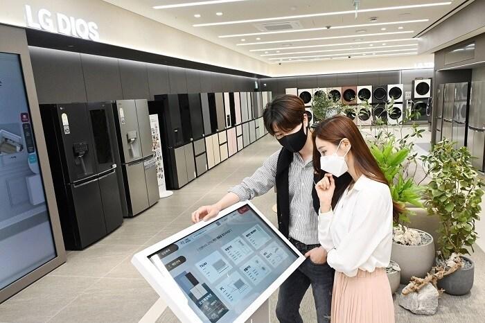 본문 이미지 - LG전자 모델들이 무인매장서 제품을 보고 있다.(LG전자 제공)ⓒ 뉴스1