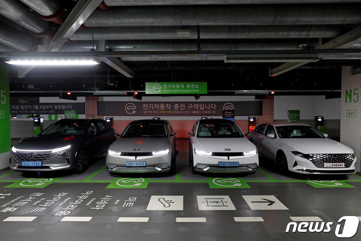 본문 이미지 - 사진은 롯데월드타워 지하 주차장에 총 124기의 전기차 충전소가 설치된 모습. (롯데물산 제공) 2021.5.26/뉴스1