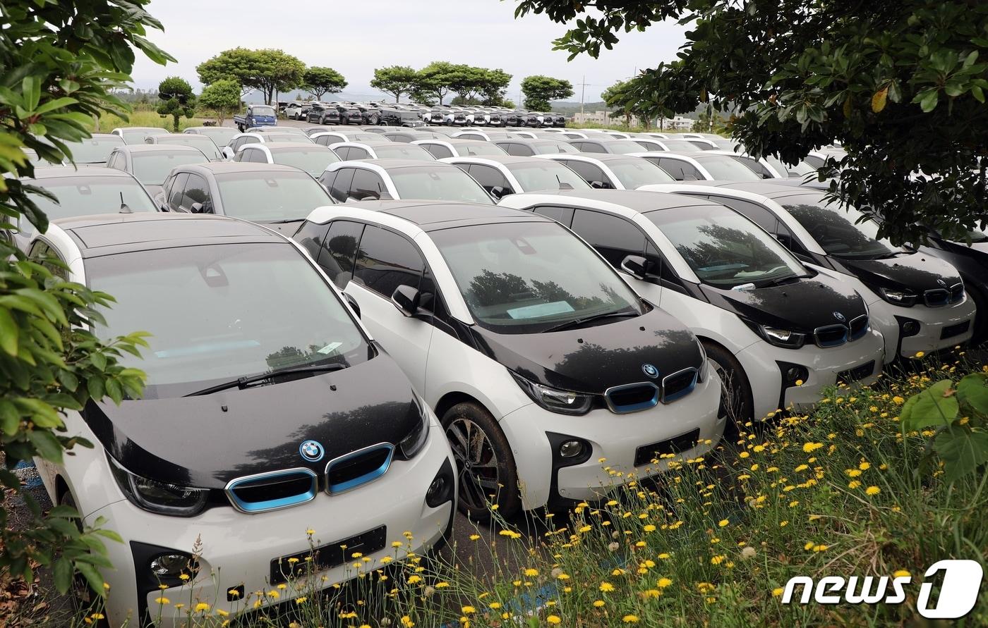 26일 오전 제주 서귀포에 있는 폐관한 공연장의 주차장에 BMW i3 100여 대가 세워져 있다. 지난해 폐업한 렌터카업체 소유였던 이 차량들은 제주시 애월읍 목초지에 세워져있다가 옮겨졌다.2021.5.26/뉴스1ⓒ News1 홍수영 기자